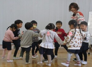 もも組のみんなで「かごめかごめ」をしているところ