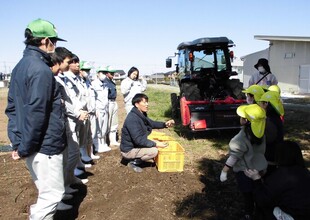 まずは、お兄さんお姉さんにご挨拶をしています