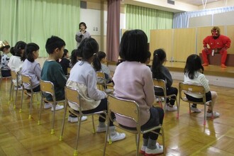 子鬼のさくくの登場にちょっとドキドキの子どもたち