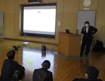 皇學館大学CLL活動「若者の投票率UP!プロジェクト」メンバーによる講義している写真
