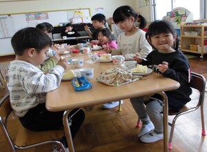 ケーキを食べて嬉しそうな子どもたち