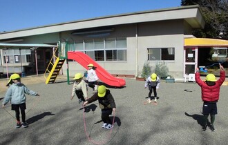 き組の子どもたちが縄跳びにチャレンジしています