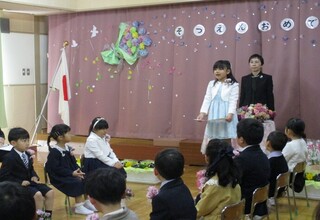 園長先生から修了証書を受け取り一年生になったらの抱負を言っているところ