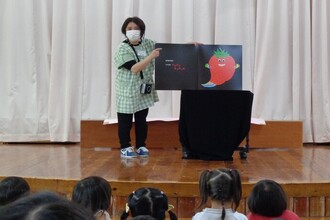 大型絵本を読む教師