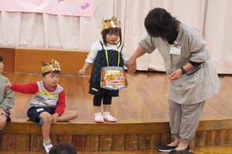 プレゼントをもらう年少児