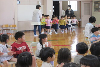 対面の会の会場に入場する新入園児