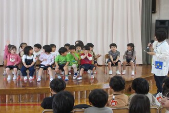担任の先生に名前を呼んでもらい返事をする園児