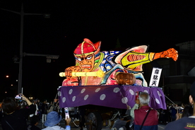 写真　宮後祭心会（夜の部）のパレードの様子