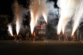 写真　御薗手筒花火彗星会のイベント披露の様子