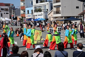 写真　伊勢まつりよさこい連合のイベント披露の様子