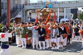 写真　大世古町会連合会のパレードの様子