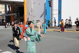 写真　伊勢市浜郷伝統文化親子教室　竜田きものサークルのパレードの様子