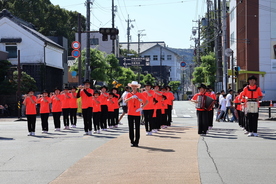 写真　天理教東海団東海鼓笛隊のパレードの様子