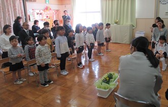 在園児が園歌を歌い歓迎のことばを伝えています