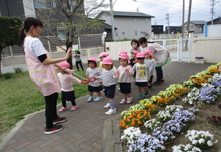 もも組さんみんなで電車ごっこしながら園庭散歩