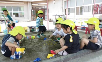 き組も砂場遊び、タンポポのお山ができました