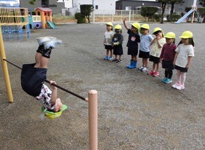 き組子どもたち、鉄棒の前回りにチャレンジしています