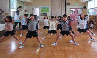 毎朝、全園児で取り組んでいるストレッチをしています