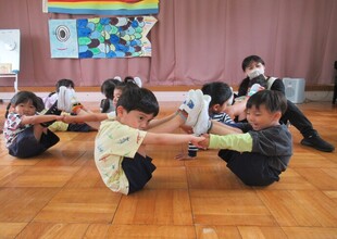 2人組になって向かい合い、足の裏を合わせてお山を作っています。