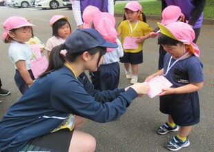 校長先生に挨拶できたら、ポイントシールを貼ってもらいます