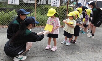 金魚を見つけて、お姉さんにシールを貼ってもらっています