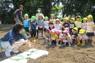 学生さんがつるの挿し方を説明してくれています