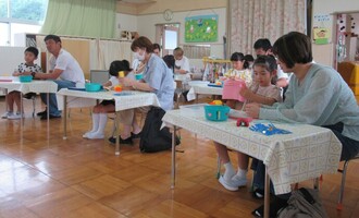 親子で七夕製作しているところ