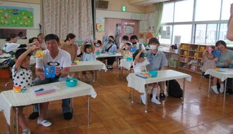 天の川とちょうちんができあがり、みんなではいチーズ