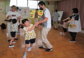 親子でふれあい遊びを楽しんでいます