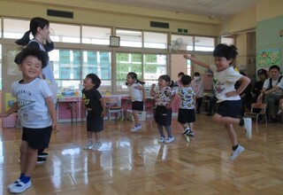 まずは、みんなで体操思いっきりジャンプしています