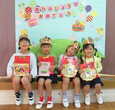 誕生児がおめでとうパネルの前で記念撮影