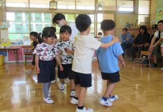 みんなで、じゃんけん列車をしています