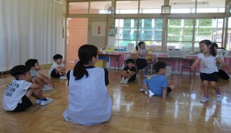 今度は、ハンカチ落としをしています
