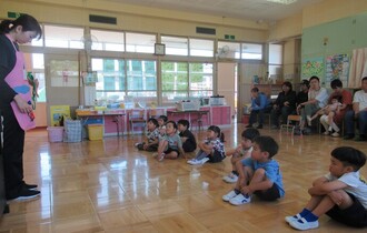 エプロンシアターを興味津々見ています