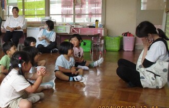 先生のまねっこ遊び、だるまさん変身