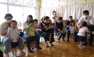 親子ふれあい遊びでかまきりになってマッサージしています