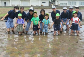 最後に学生さんと田んぼの中で記念撮影