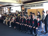写真：会場での記念撮影の様子