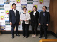 写真：会場での記念撮影の様子