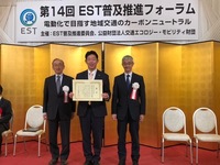 写真：会場での記念撮影の様子