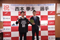 写真：会場での記念撮影の様子