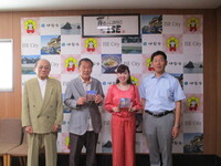 写真：会場での記念撮影の様子