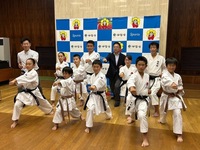 写真：会場での記念撮影の様子