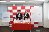 写真：会場での記念撮影の様子