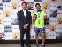 写真：会場での記念撮影の様子