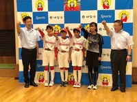 写真：会場での記念撮影の様子