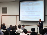写真：会場での挨拶の様子