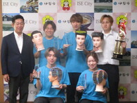 写真：会場での記念撮影の様子