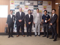 写真：会場での記念撮影の様子