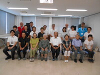 写真：会場での記念撮影の様子